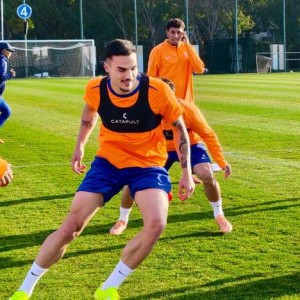 盛世棋牌-阿尔瓦罗带着彭啸踢，铁人四叉戟冲击 李金羽不会飘 泰山拒绝爆冷